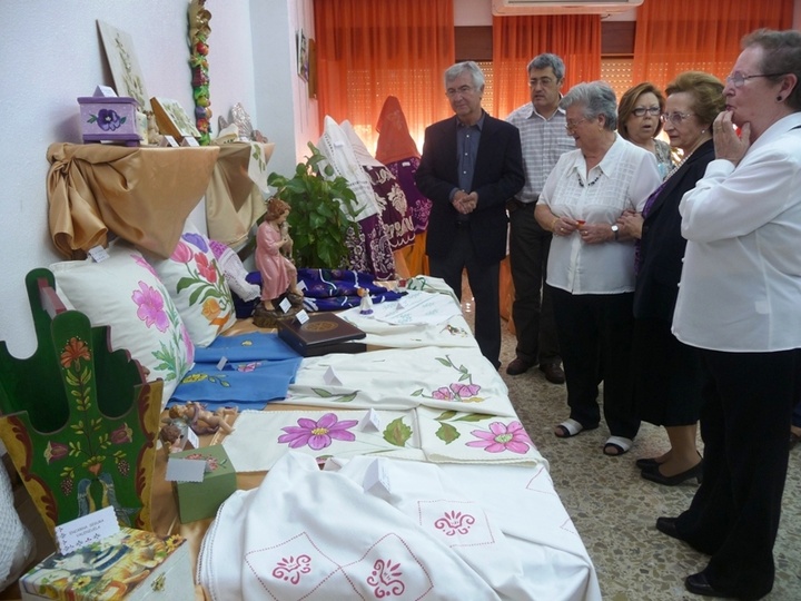 Exposición de los trabajos realizados por los usuarios del Centro Social de Personas Mayores Murcia II