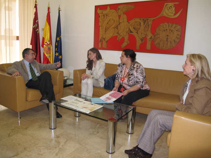 El consejero Manuel Campos recibe a la Asociación Cultura y Mujer