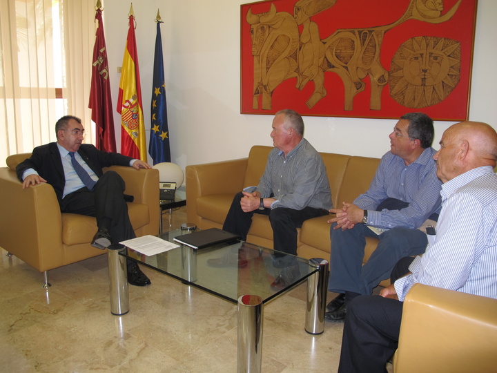 El consejero Manuel Campos recibe al presidente de la Comunidad de Regantes de Llano del Sastre de Cehegín