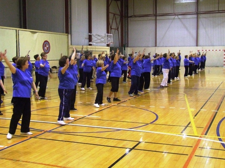 Usuarios del Centro Social de Personas Mayores Cartagena I participan en una exhición de gerontogimnasia