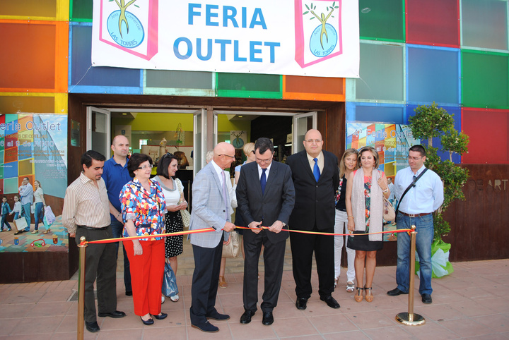 José Ballesta inaugura la cuarta edición de la Feria Outlet de Las Torres de Cotillas