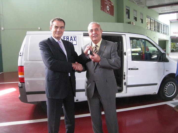 Entrega de llaves de un vehículo frigorífico para labores humanitarias de recogida y distribución de alimentos frescos y perecederos