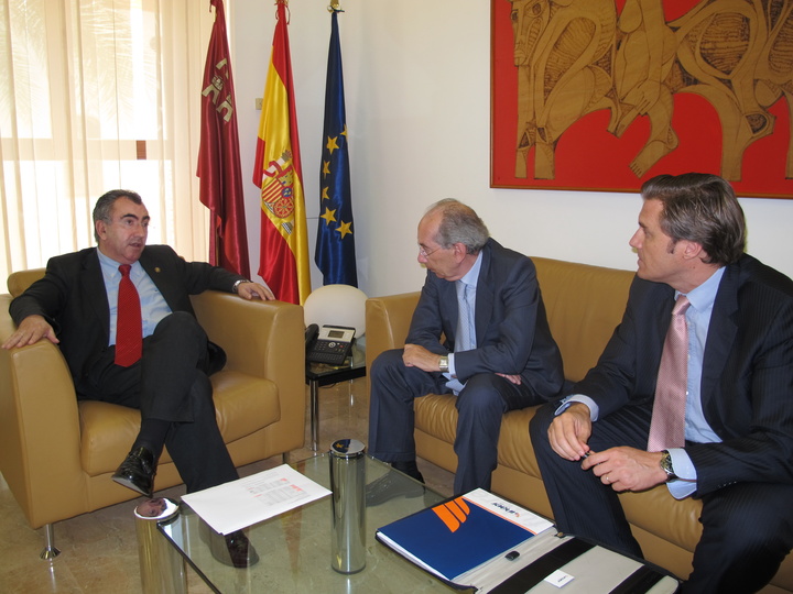 El consejero Manuel Campos mantiene una reunión de trabajo con los responsables de los medios aéreos de la Comunidad Autónoma