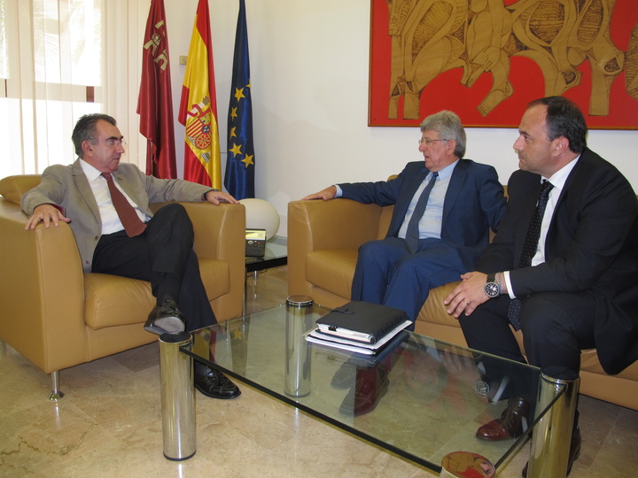 El consejero de Presidencia se reúne con el director territorial de Cespa