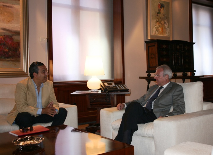 Valcárcel recibe al presidente del Colegio Oficial de Dentistas, Óscar Castro Reino.