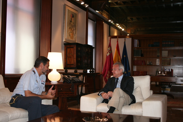Valcárcel recibe al coronel jefe de la Base Aérea de Alcantarilla y director de la Escuela Militar de Paracaidismo 'Méndez Parada', Antonio Sánchez Flores