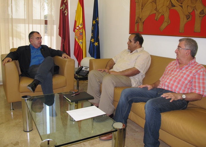 El consejero Manuel Campos recibe al delegado del Frente Polisario en la Región de Murcia y al presidente de la Asociación de Amigos del Pueblo Saharaui