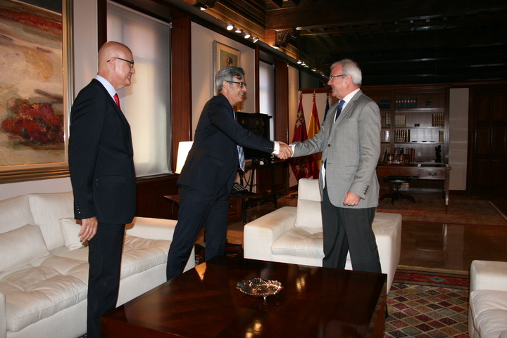 El presidente de la Comunidad recibe al presidente del Tribunal Superior de Justicia de la Región de Murcia, Juan Martínez Moya (I)