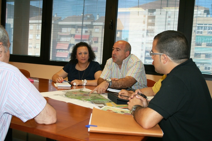 La directora general de Territorio y Vivienda, Yolanda Muñoz, y el concejal de Urbanismo del Ayuntamiento de Bullas, Francisco Martínez, se reunieron esta semana en la Consejería de Obras Públicas y Ordenación del Territorio