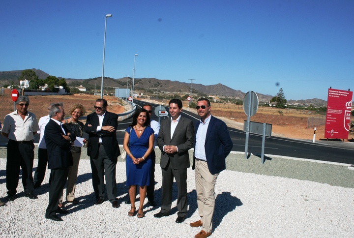 El director general de Carreteras, José Guijarro, la alcaldesa de Fuente Álamo, María Antonia Conesa, el consejero de Obras Públicas y Ordenación del Territorio, Antonio Sevilla, y el teniente alcalde de Cartagena, Joaquín Segado, durante la inauguración de las obras de la carretera autonómica RM-332