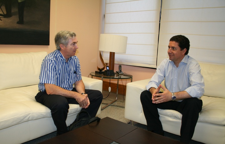El consejero de Obras Públicas y Ordenación del Territorio, Antonio Sevilla, durante su reunión con el delegado del Colegio Oficial de Geólogos en la Región de Murcia, Jacinto Sánchez