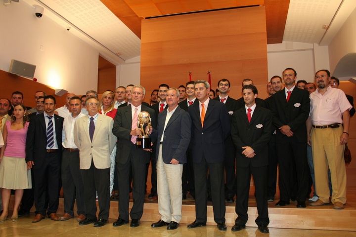El presidente Valcárcel recibe a los jugadores, directiva y cuerpo técnico del equipo de futbol sala El Pozo Murcia Turística, tras ganar el título de liga