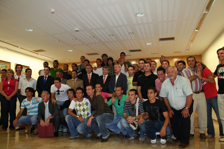 El presidente Valcárcel recibe al equipo de Fútbol Mazarrón San Antonio tras conseguir su ascenso a Segunda División B