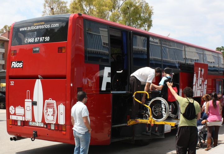Un usuario de las residencias para personas con discapacidad del Instituto Murciano de Acción Social sube a un autobús adaptado para participar en una excursión