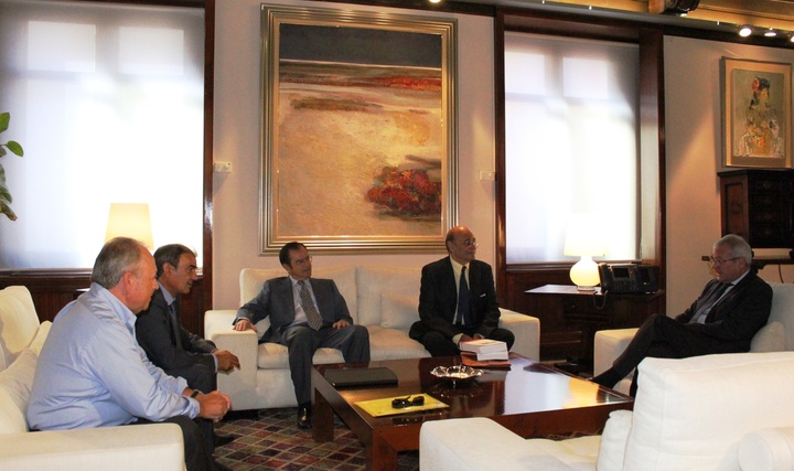 Valc&aacute;rcel recibe al presidente y representantes del CES