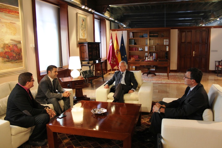 Valcárcel recibe al director de la empresa Neosistec, Javier Pita, y al profesor de la Universidad de Alicante Juan Manuel Sáez
