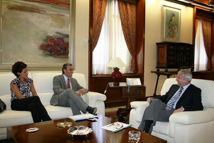 El jefe del Ejecutivo murciano recibe al alcalde Beniel, Roberto García Navarro.