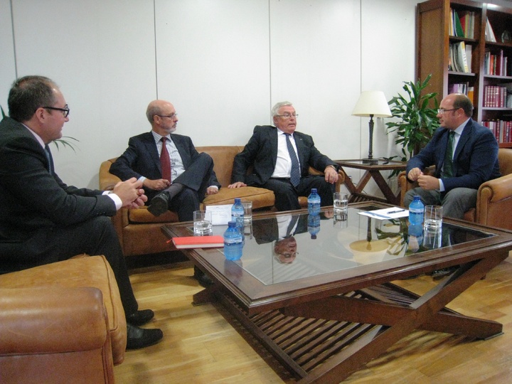 El consejero de Educación, Universidades y Empleo, Pedro Antonio Sánchez, mantuvo hoy una reunión de trabajo con los rectores de la Universidad de Murcia (UMU), José Antonio Cobacho, y la Universidad Politécnica de Cartagena (UPCT), José Antonio Franco.I