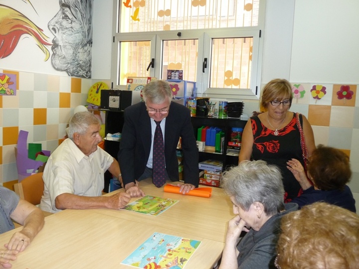 El director general de Personas Mayores del IMAS visita el Centro de Día de Alzheimer de AFADE (1)