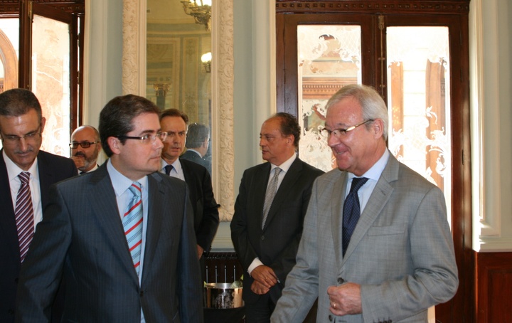 El presidente Valcárcel participó hoy en el almuerzo-coloquio del Círculo de Economía de la Región de Murcia. En la imagen, Valcárcel con el presidente del Círculo, Jesús Pacheco.