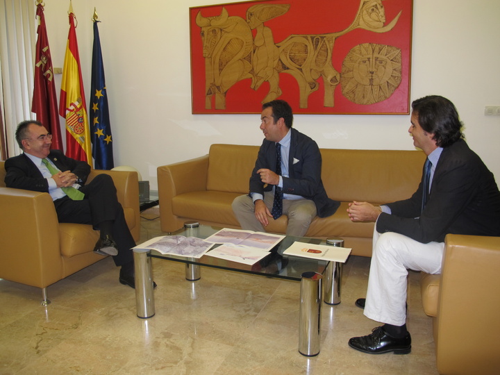 Reunión del consejero de Presidencia con el director de comunicación del Grupo Osborne