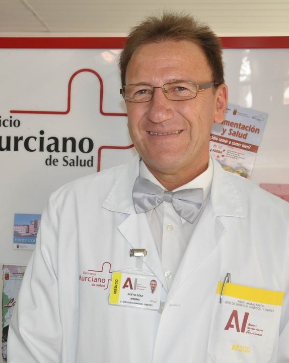 El doctor Aníbal Nieto, jefe de Servicio de Obstetricia y Ginecología del Hospital Clínico Universitario Virgen de La Arrixaca