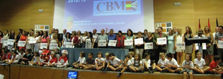 Entrega de placas acreditativas a los centros que se incorporaron al Programa de Colegios Bilingües