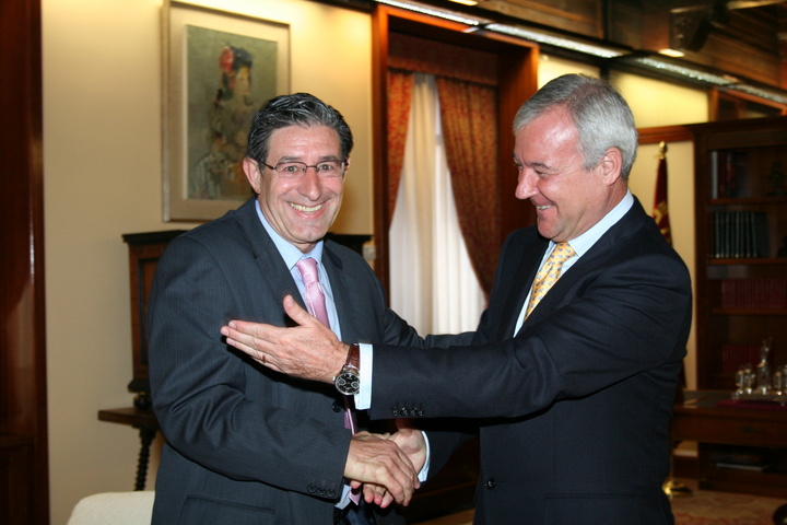 El presidente Valcárcel recibe al alcalde de Bullas, Esteban Egea.