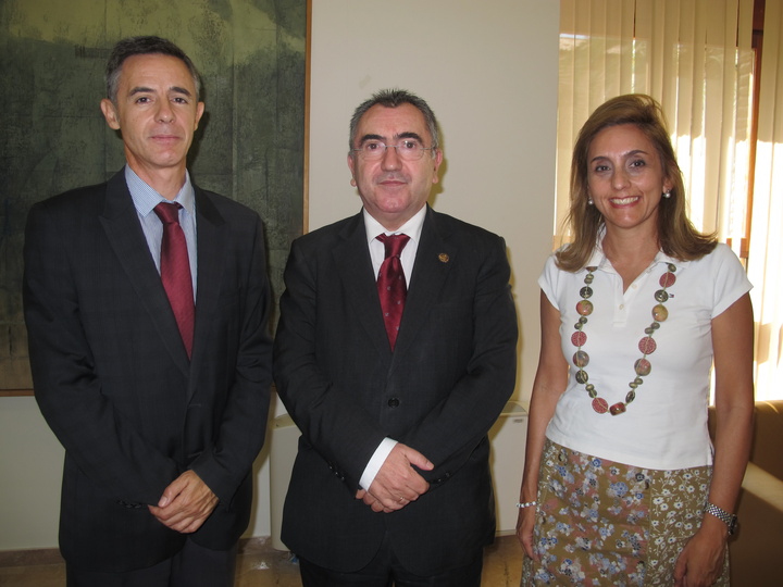 El consejero de Presidencia recibe a los profesores de Derecho Romano de la Universidad de Murcia Juan Ramón Robles y María Dolores Parra
