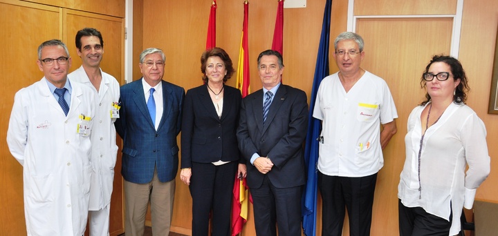 El director gerente del Hospital Clínico Universitario Virgen de la Arrixaca recibe a las responsables de la Asociación Española contra el Cáncer