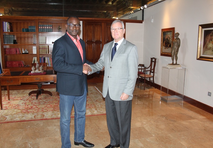Valcárcel recibe al portavoz de la Asociación de Senegaleses de Murcia, Mady Cisee Ba (I)