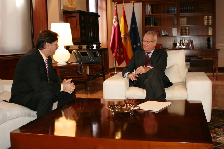El presidente de la Comunidad recibe al alcalde de Bullas, Pedro Chico