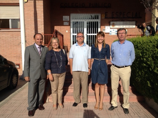 La directora general, Begoña Iniesta, junto concejal de Educación de Lorca, Francisco Félix Montiel y representantes del centro Pilar Soubier