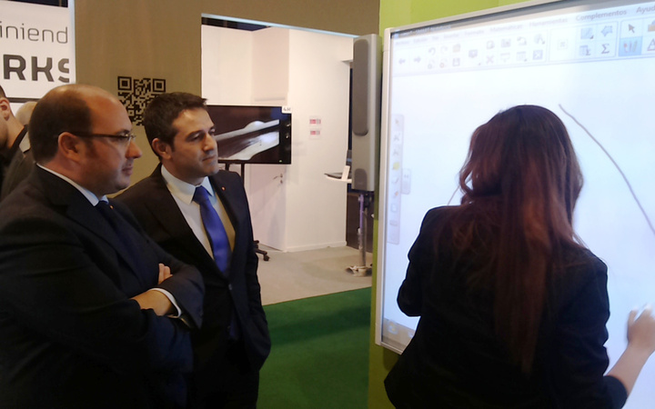 El consejero Pedro Antonio Sánchez visita la feria SIMO Network