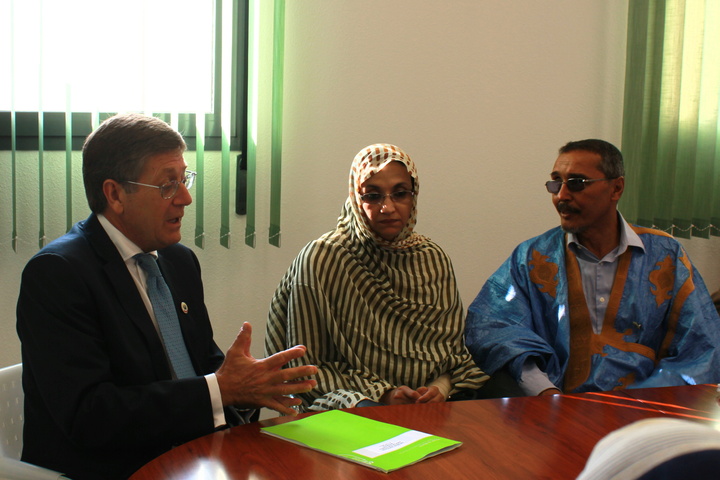 Juan Bernal junto con el presidente del parlamento saharaui, Jatri Aduh, y la activista Aminetu Haidar
