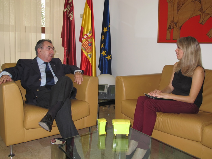 El consejero Manuel Campos recibe a la delegada comercial del Grupo Plastic Omnium