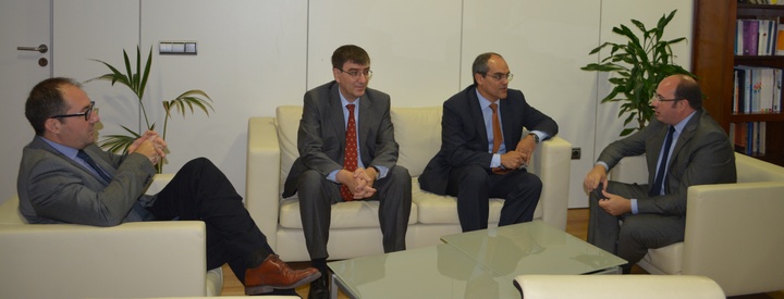 El consejero de Educación, Universidades y Empleo, Pedro Antonio Sánchez y el director de la ANECA, Rafael van Grieken, en la reunión mantenida hoy
