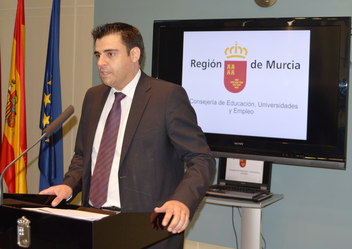 El director general del Servicio Regional de Empleo, Alejandro Zamora, durante la rueda de prensa ofrecida a los medios