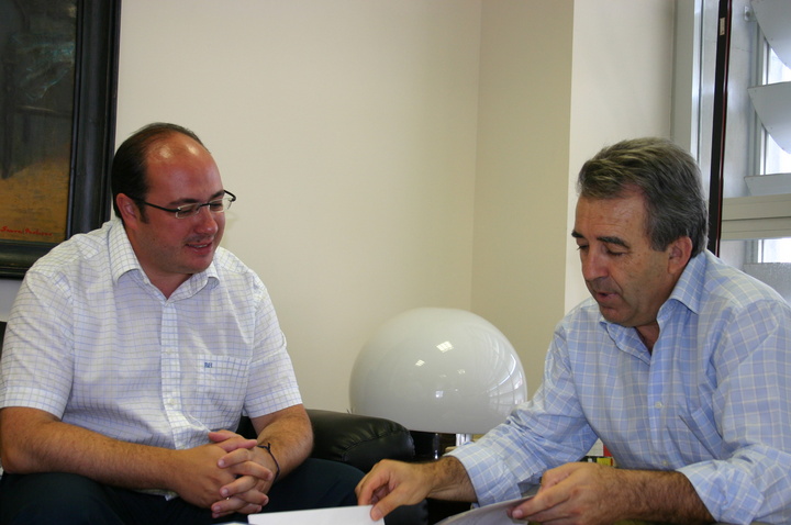 El consejero de Agricultura y Agua, Antonio Cerdá, se ha reunido hoy con el alcalde de Puerto Lumbreras, Pedro Antonio Sánchez