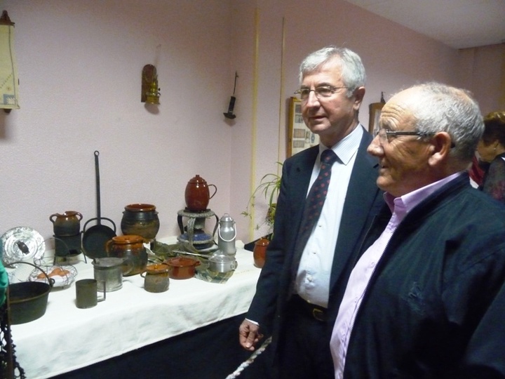 Exposición de objetos antiguos en el Centro Social de Personas Mayores de Yecla