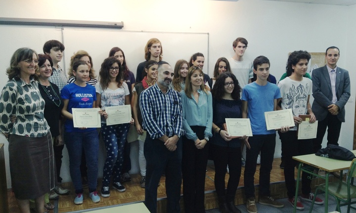 La directora general de Ordenación Educativa y Atención a la Diversidad, Begoña Iniesta, junto a los alumnos ganadores del Certamen de Ortografía