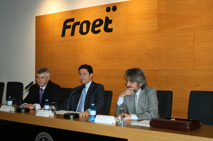 El presidente de Froet, Pedro Díaz, el consejero de Obras Públicas y Ordenación del Territorio, Antonio Sevilla, y el subdirector general de Ordenación y Normativa del Transporte del Ministerio de Fomento, Emilio Sidera, durante la inauguración de la Jornada 'Novedades de la Ley de ordenación del los transportes terrestres'