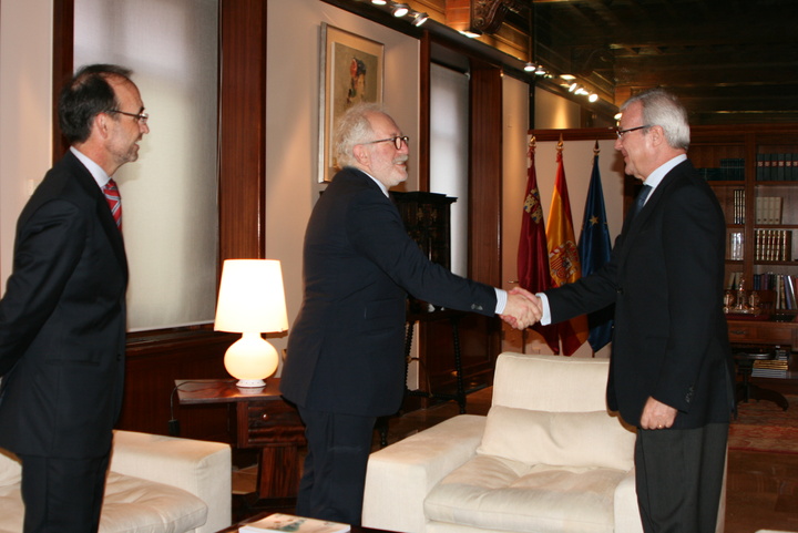 El presidente de la Comunidad recibe al presidente de Cofides y al director del Centro de Desarrollo de la OCDE