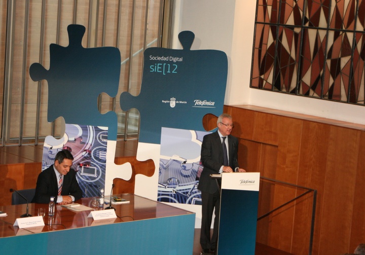 El jefe del Ejecutivo murciano, junto con el presidente de Telefónica España, Luis Miguel Gilpérez, presidieron hoy el acto de presentación del informe 'La Sociedad de la Información en España', que recoge los principales indicadores de desarrollo digital en la Región de Murcia, sobre el uso de los dispositivos digitales, redes sociales y datos del perfil de los usuarios de Internet.