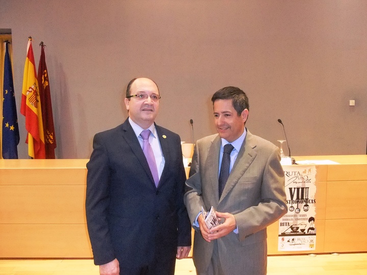 El director general del Instituto de Turismo, Enrique Ujaldón (derecha), y  el presidente de la Ruta del Vino de Jumilla, Pedro Piqueras, en la presentación de las VIII Jornadas Gastronómicas de la Ruta del Vino de Jumilla