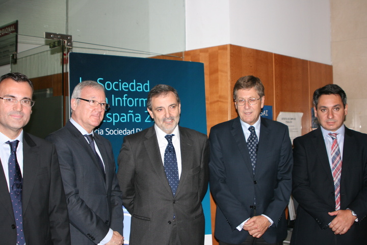 El jefe del Ejecutivo murciano, junto con el presidente de Telefónica España, Luis Miguel Gilpérez, presidieron hoy el acto de presentación del informe 'La Sociedad de la Información en España'. II