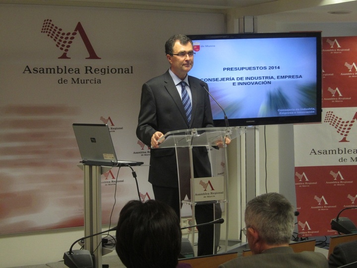 El consejero de Industria, Empresa e Innovación, José Ballesta, durante la rueda de prensa tras la presentación ante la Comisión de Economía, Hacienda y Presupuesto de la Asamblea Regional del proyecto de Presupuestos de su departamento para 2014