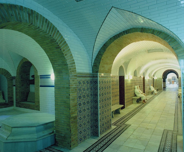 La imagen muestra una galería del balneario de Archena