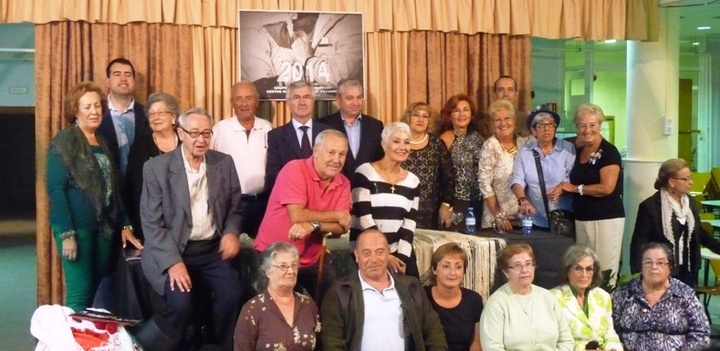 Los mayores del Centro Social de Puerto de Mazarrón presentan su calendario solidario