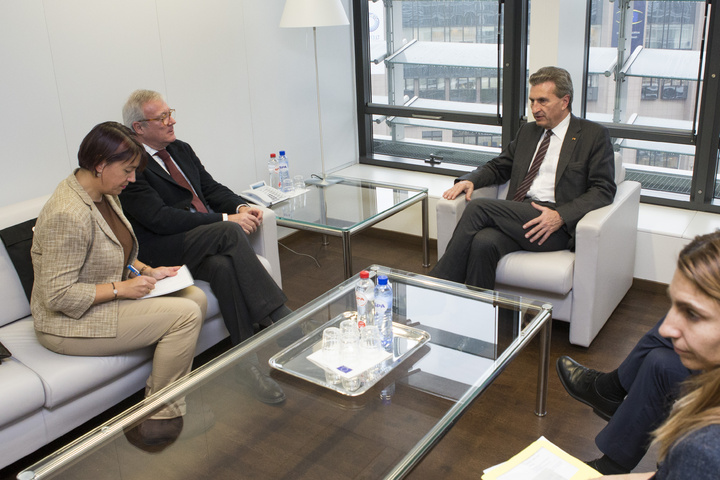 El presidente de la Comunidad se ha reunido con el comisario de Energías, Günther Oettinger (II)